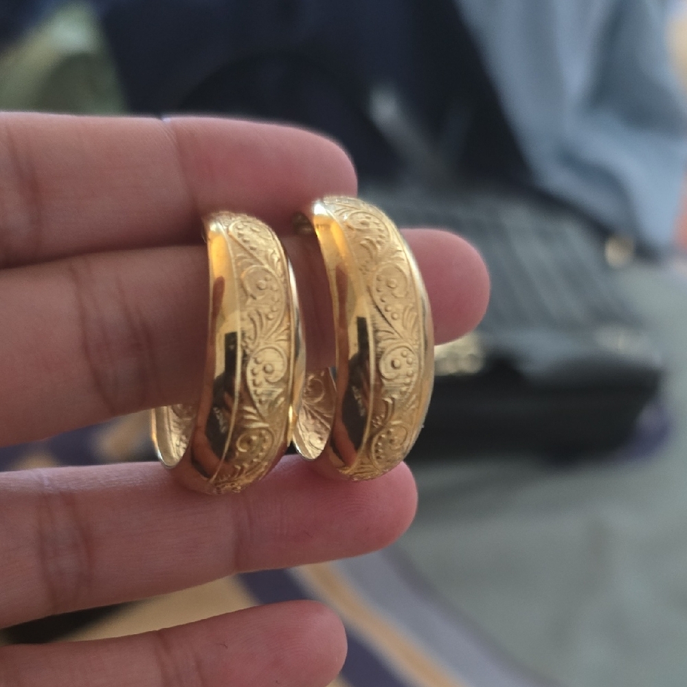 Elegant Gold Hoop Earrings